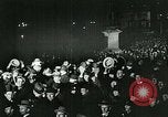 Standbild Menschenmenge versammelt sich zu lernen Ergebnisse der allgemeinen Wahlen London England Vereinigtes Königreich, 1924, aus Sekunde 48 historischem Filmmaterial Videoclip 65675026041