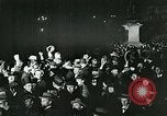 Standbild Menschenmenge versammelt sich zu lernen Ergebnisse der allgemeinen Wahlen London England Vereinigtes Königreich, 1924, aus Sekunde 49 historischem Filmmaterial Videoclip 65675026041