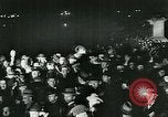 Standbild Menschenmenge versammelt sich zu lernen Ergebnisse der allgemeinen Wahlen London England Vereinigtes Königreich, 1924, aus Sekunde 50 historischem Filmmaterial Videoclip 65675026041