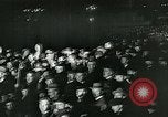Standbild Menschenmenge versammelt sich zu lernen Ergebnisse der allgemeinen Wahlen London England Vereinigtes Königreich, 1924, aus Sekunde 51 historischem Filmmaterial Videoclip 65675026041
