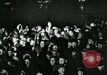 Standbild Menschenmenge versammelt sich zu lernen Ergebnisse der allgemeinen Wahlen London England Vereinigtes Königreich, 1924, aus Sekunde 52 historischem Filmmaterial Videoclip 65675026041