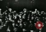 Standbild Menschenmenge versammelt sich zu lernen Ergebnisse der allgemeinen Wahlen London England Vereinigtes Königreich, 1924, aus Sekunde 53 historischem Filmmaterial Videoclip 65675026041