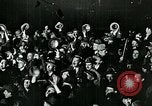 Standbild Menschenmenge versammelt sich zu lernen Ergebnisse der allgemeinen Wahlen London England Vereinigtes Königreich, 1924, aus Sekunde 54 historischem Filmmaterial Videoclip 65675026041