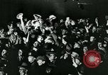 Standbild Menschenmenge versammelt sich zu lernen Ergebnisse der allgemeinen Wahlen London England Vereinigtes Königreich, 1924, aus Sekunde 55 historischem Filmmaterial Videoclip 65675026041