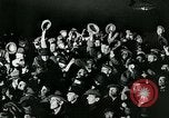 Standbild Menschenmenge versammelt sich zu lernen Ergebnisse der allgemeinen Wahlen London England Vereinigtes Königreich, 1924, aus Sekunde 56 historischem Filmmaterial Videoclip 65675026041
