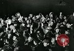 Standbild Menschenmenge versammelt sich zu lernen Ergebnisse der allgemeinen Wahlen London England Vereinigtes Königreich, 1924, aus Sekunde 57 historischem Filmmaterial Videoclip 65675026041