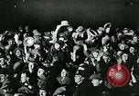 Standbild Menschenmenge versammelt sich zu lernen Ergebnisse der allgemeinen Wahlen London England Vereinigtes Königreich, 1924, aus Sekunde 58 historischem Filmmaterial Videoclip 65675026041
