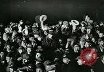 Standbild Menschenmenge versammelt sich zu lernen Ergebnisse der allgemeinen Wahlen London England Vereinigtes Königreich, 1924, aus Sekunde 59 historischem Filmmaterial Videoclip 65675026041