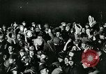 Standbild Menschenmenge versammelt sich zu lernen Ergebnisse der allgemeinen Wahlen London England Vereinigtes Königreich, 1924, aus Sekunde 60 historischem Filmmaterial Videoclip 65675026041