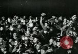 Standbild Menschenmenge versammelt sich zu lernen Ergebnisse der allgemeinen Wahlen London England Vereinigtes Königreich, 1924, aus Sekunde 61 historischem Filmmaterial Videoclip 65675026041