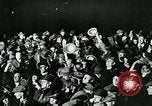 Standbild Menschenmenge versammelt sich zu lernen Ergebnisse der allgemeinen Wahlen London England Vereinigtes Königreich, 1924, aus Sekunde 62 historischem Filmmaterial Videoclip 65675026041