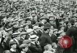Standbild Britischen Kriegsveteranen zeigen London England Vereinigtes Königreich, 1919, aus Sekunde 17 historischem Filmmaterial Videoclip 65675026050