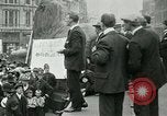 Standbild Britischen Kriegsveteranen zeigen London England Vereinigtes Königreich, 1919, aus Sekunde 21 historischem Filmmaterial Videoclip 65675026050