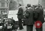 Standbild Britischen Kriegsveteranen zeigen London England Vereinigtes Königreich, 1919, aus Sekunde 22 historischem Filmmaterial Videoclip 65675026050