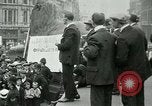 Standbild Britischen Kriegsveteranen zeigen London England Vereinigtes Königreich, 1919, aus Sekunde 23 historischem Filmmaterial Videoclip 65675026050