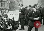 Standbild Britischen Kriegsveteranen zeigen London England Vereinigtes Königreich, 1919, aus Sekunde 25 historischem Filmmaterial Videoclip 65675026050