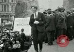 Standbild Britischen Kriegsveteranen zeigen London England Vereinigtes Königreich, 1919, aus Sekunde 26 historischem Filmmaterial Videoclip 65675026050