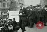 Standbild Britischen Kriegsveteranen zeigen London England Vereinigtes Königreich, 1919, aus Sekunde 27 historischem Filmmaterial Videoclip 65675026050