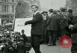Standbild Britischen Kriegsveteranen zeigen London England Vereinigtes Königreich, 1919, aus Sekunde 30 historischem Filmmaterial Videoclip 65675026050
