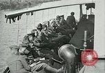 Immagine di Soldati americani off duty prima guerra mondiale di intrattenimento Maidenhead Inghilterra, 1918, secondo 7 filmato di repertorio 65675026057