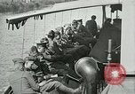 Immagine di Soldati americani off duty prima guerra mondiale di intrattenimento Maidenhead Inghilterra, 1918, secondo 8 filmato di repertorio 65675026057