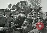 Immagine di Soldati americani off duty prima guerra mondiale di intrattenimento Maidenhead Inghilterra, 1918, secondo 35 filmato di repertorio 65675026057