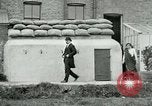 Standbild Ersten Weltkrieg era Luftschutzbunker London England Vereinigtes Königreich, 1918, aus Sekunde 13 historischem Filmmaterial Videoclip 65675026060