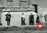 Standbild Ersten Weltkrieg era Luftschutzbunker London England Vereinigtes Königreich, 1918, aus Sekunde 15 historischem Filmmaterial Videoclip 65675026060