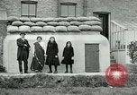 Standbild Ersten Weltkrieg era Luftschutzbunker London England Vereinigtes Königreich, 1918, aus Sekunde 17 historischem Filmmaterial Videoclip 65675026060