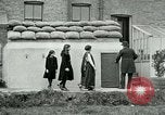 Standbild Ersten Weltkrieg era Luftschutzbunker London England Vereinigtes Königreich, 1918, aus Sekunde 22 historischem Filmmaterial Videoclip 65675026060