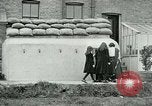 Standbild Ersten Weltkrieg era Luftschutzbunker London England Vereinigtes Königreich, 1918, aus Sekunde 24 historischem Filmmaterial Videoclip 65675026060