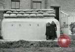 Standbild Ersten Weltkrieg era Luftschutzbunker London England Vereinigtes Königreich, 1918, aus Sekunde 25 historischem Filmmaterial Videoclip 65675026060