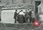 Standbild Ersten Weltkrieg era Luftschutzbunker London England Vereinigtes Königreich, 1918, aus Sekunde 32 historischem Filmmaterial Videoclip 65675026060
