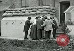 Standbild Ersten Weltkrieg era Luftschutzbunker London England Vereinigtes Königreich, 1918, aus Sekunde 33 historischem Filmmaterial Videoclip 65675026060