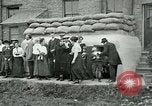 Standbild Ersten Weltkrieg era Luftschutzbunker London England Vereinigtes Königreich, 1918, aus Sekunde 49 historischem Filmmaterial Videoclip 65675026060