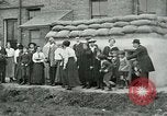 Standbild Ersten Weltkrieg era Luftschutzbunker London England Vereinigtes Königreich, 1918, aus Sekunde 50 historischem Filmmaterial Videoclip 65675026060