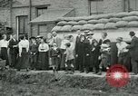 Standbild Ersten Weltkrieg era Luftschutzbunker London England Vereinigtes Königreich, 1918, aus Sekunde 52 historischem Filmmaterial Videoclip 65675026060