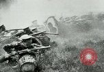 Standbild Allenbury Gasmaske im 1 Weltkrieg England, Vereinigtes Königreich, 1915, aus Sekunde 26 historischem Filmmaterial Videoclip 65675026081
