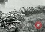 Standbild Allenbury Gasmaske im 1 Weltkrieg England, Vereinigtes Königreich, 1915, aus Sekunde 29 historischem Filmmaterial Videoclip 65675026081
