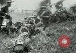 Standbild Allenbury Gasmaske im 1 Weltkrieg England, Vereinigtes Königreich, 1915, aus Sekunde 32 historischem Filmmaterial Videoclip 65675026081