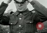 Standbild Allenbury Gasmaske im 1 Weltkrieg England, Vereinigtes Königreich, 1915, aus Sekunde 35 historischem Filmmaterial Videoclip 65675026081