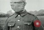 Standbild Allenbury Gasmaske im 1 Weltkrieg England, Vereinigtes Königreich, 1915, aus Sekunde 39 historischem Filmmaterial Videoclip 65675026081