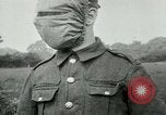 Standbild Allenbury Gasmaske im 1 Weltkrieg England, Vereinigtes Königreich, 1915, aus Sekunde 40 historischem Filmmaterial Videoclip 65675026081