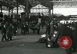 Standbild Britische Eisenbahnerstreik London England, 1919, aus Sekunde 23 historischem Filmmaterial Videoclip 65675026083