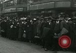 Standbild Britische Eisenbahnerstreik London England, 1919, aus Sekunde 46 historischem Filmmaterial Videoclip 65675026083