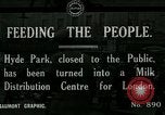 Image Hyde Park sert de centre de distribution de lait en temps de guerre Londres Angleterre, 1915, de la seconde 1 séquences d'archives historiques vidéo 65675026084