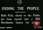 Image Hyde Park sert de centre de distribution de lait en temps de guerre Londres Angleterre, 1915, de la seconde 3 séquences d'archives historiques vidéo 65675026084