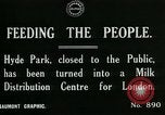 Image Hyde Park sert de centre de distribution de lait en temps de guerre Londres Angleterre, 1915, de la seconde 4 séquences d'archives historiques vidéo 65675026084