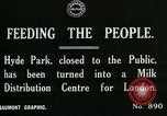 Image Hyde Park sert de centre de distribution de lait en temps de guerre Londres Angleterre, 1915, de la seconde 5 séquences d'archives historiques vidéo 65675026084