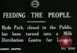 Image Hyde Park sert de centre de distribution de lait en temps de guerre Londres Angleterre, 1915, de la seconde 6 séquences d'archives historiques vidéo 65675026084